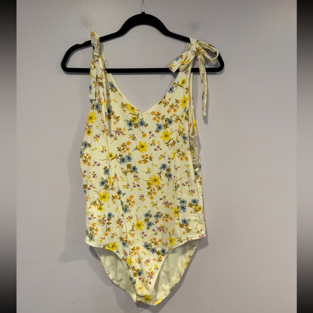 Old navy tie shoulder floral bodysuit‎